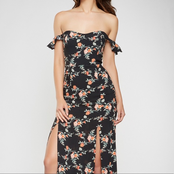 ❣️ Sale was 45$ down sizing ❣️ Off the shoulder floral maxi dress - Picture 2 of 3